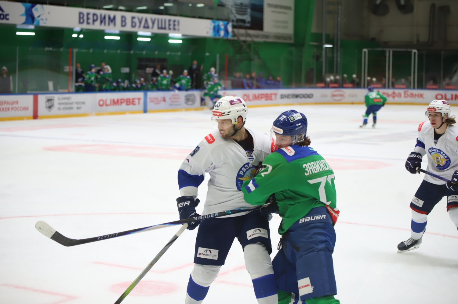 Пресс-служба ХК «Торос» https://hctoros.ru/ Завижский хватает за майку Шипова.