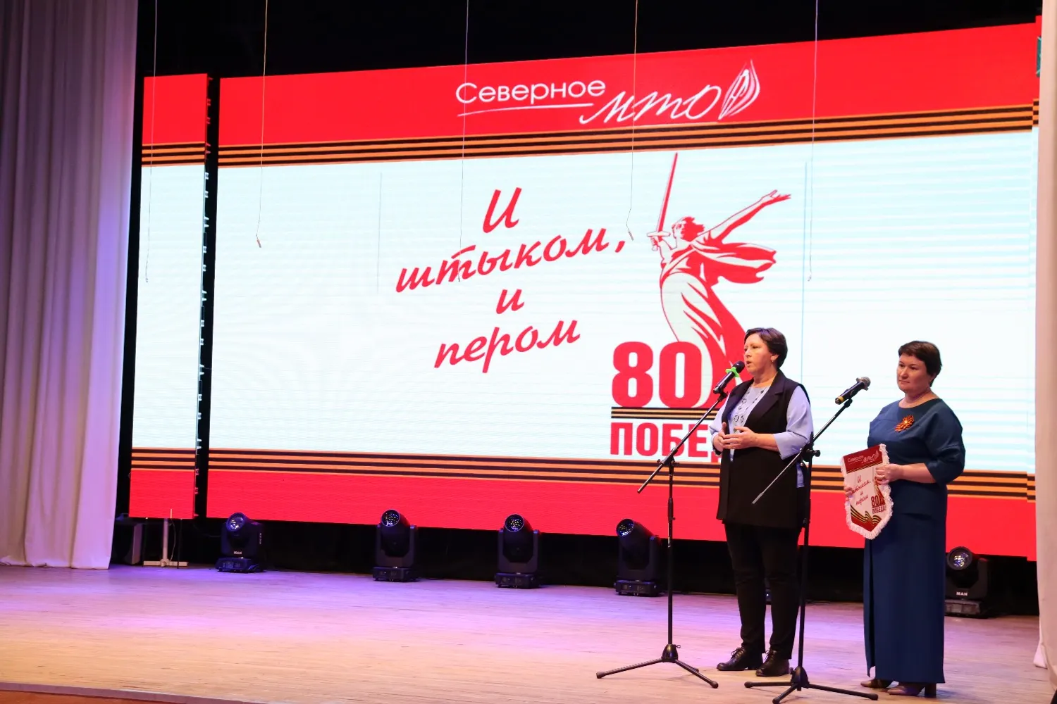 Передача эстафеты марафона «И штыком, и пером» от Калтасинского района – Бураевскому. Фото: Чулпан Губаева, Эльвина Низамова.
