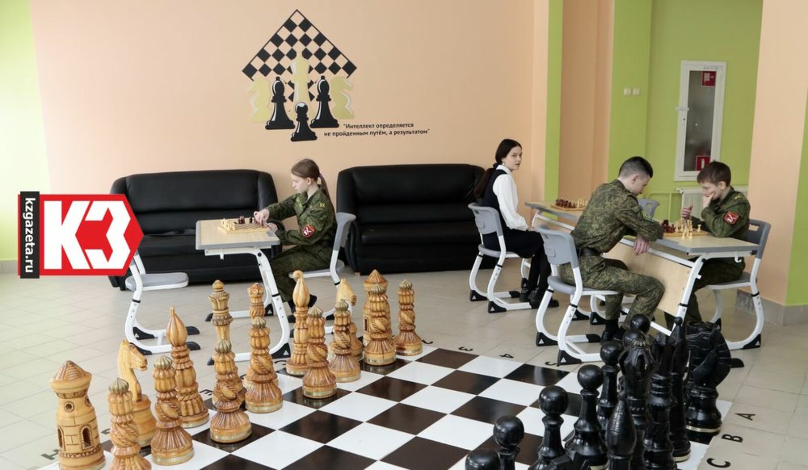 Учащиеся гимназии любят играть в шахматы. Фото: Руслан Никонов, «КЗ».
