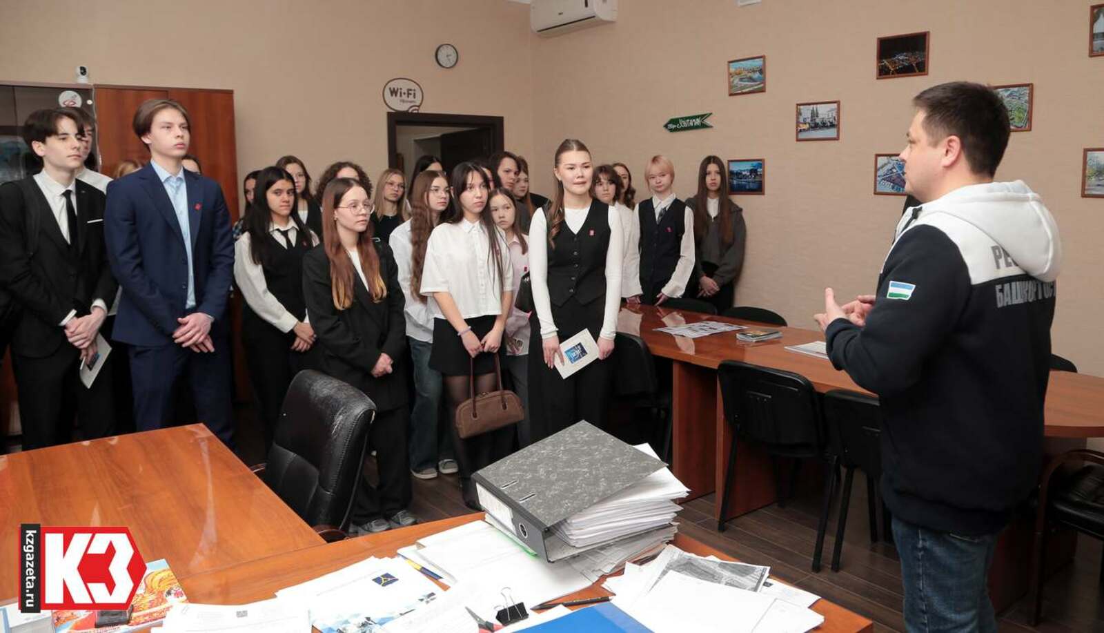 С интересом ребята выслушали заместителя главы администрации по жизнеобеспечению Айдара Гималтдинова, который рассказал о значении коммунальных систем в жизни города. Фото: Руслан Никонов, «КЗ».