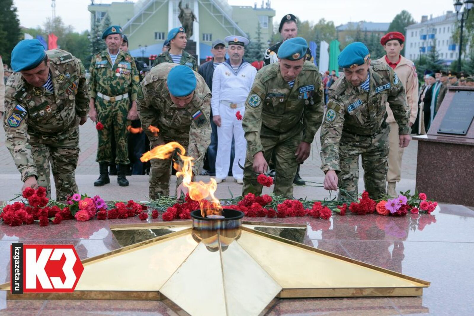 Участники митинга возложили цветы к Вечному огню. Фото: Руслан Никонов, «КЗ».