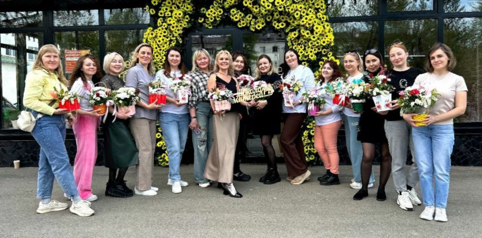 Все участники мастер-класса окунулись в волшебную атмосферу творчества и настоящего праздника, своими руками создавая цветочные композиции.