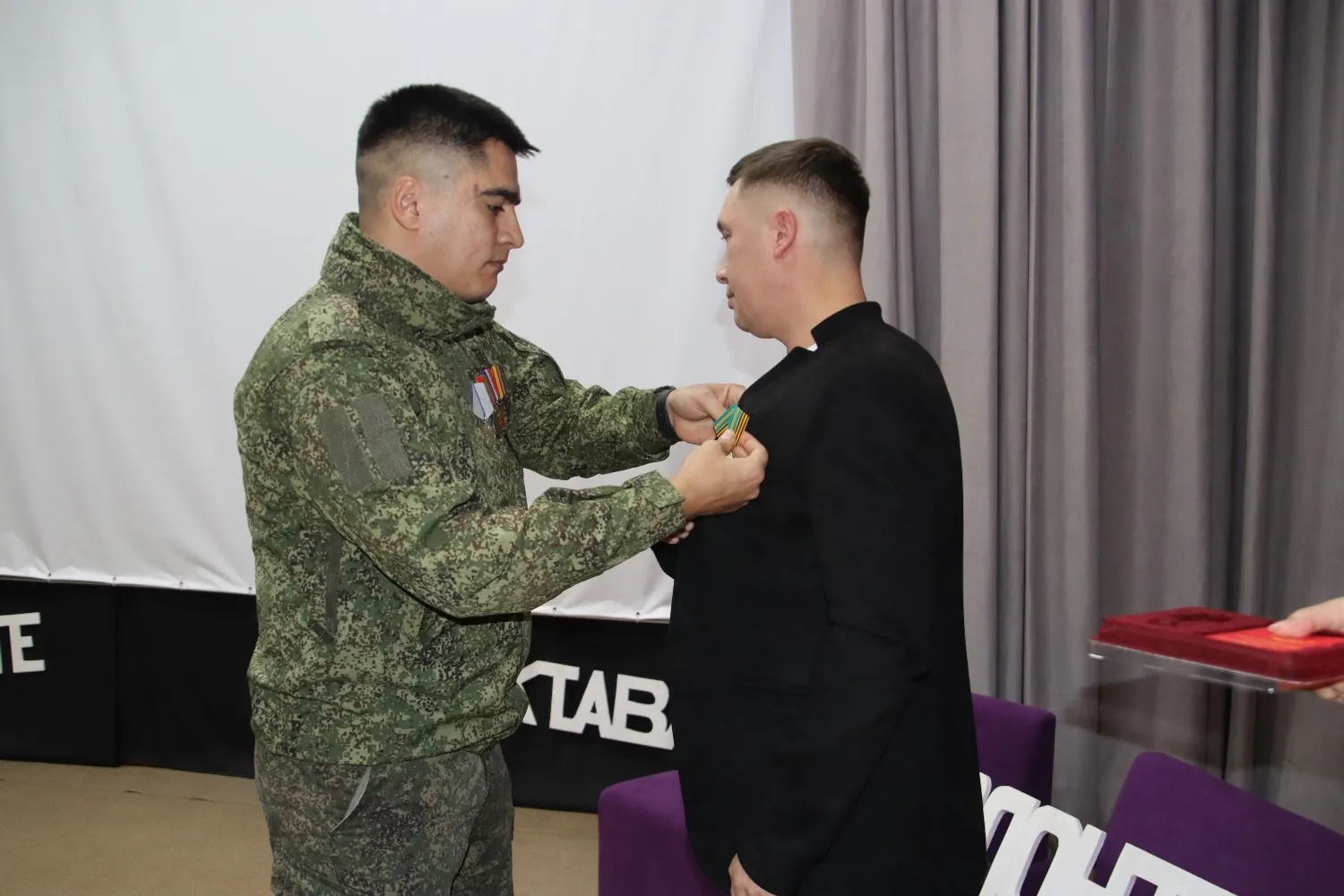 Участник СВО Руслан Гасымов вручил медаль «За содействие СВО» Юрию Первакову.  Фото: Алина Мадешина.