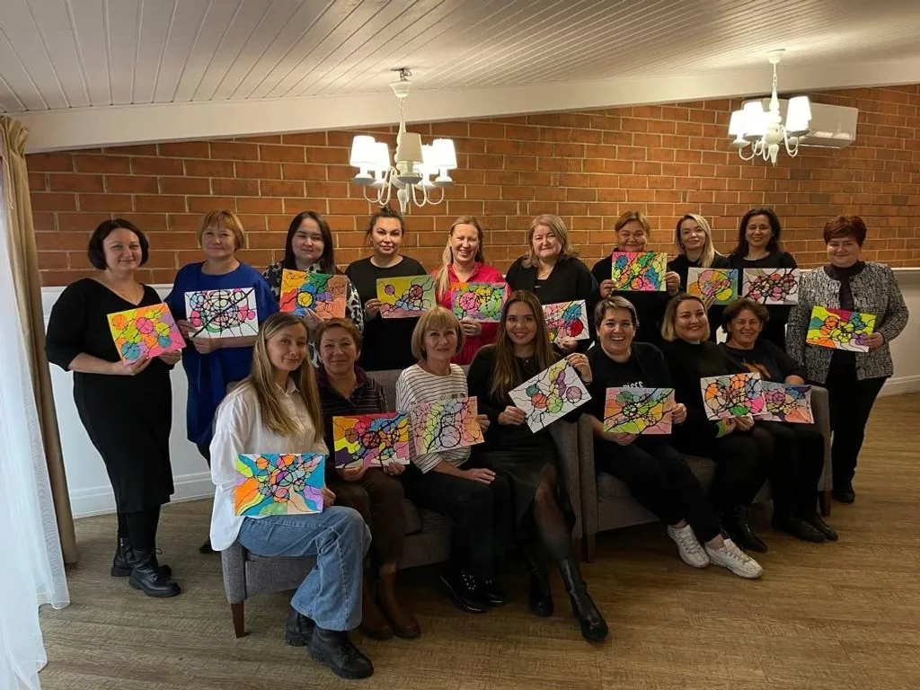 Лениза Муратова (на фото справа) вместе с коллегами на мастер-классе по нейрографике.