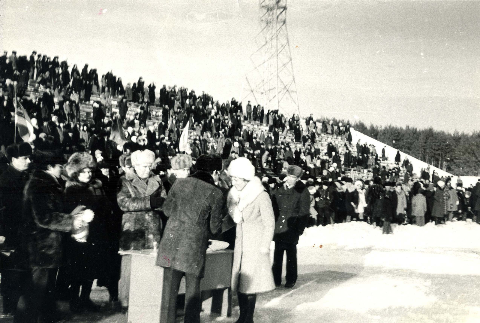 Евгений Карцев и Виль Аюпов вручают награды лучшим работникам, принимавшим участие в строительстве стадиона «Торпедо». Фото из архива Анфира Шайуллина.