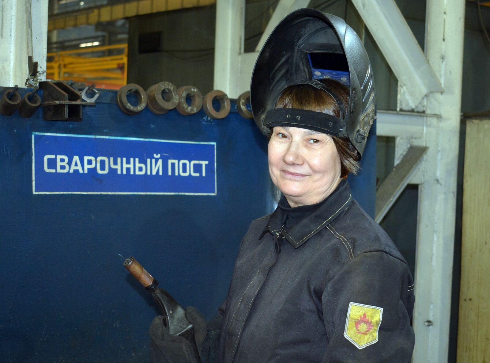 Нравится варить, люблю этот процесс, - говорит Рушания Мустакимовна. - Горжусь, что столько лет работаю на автозаводе.