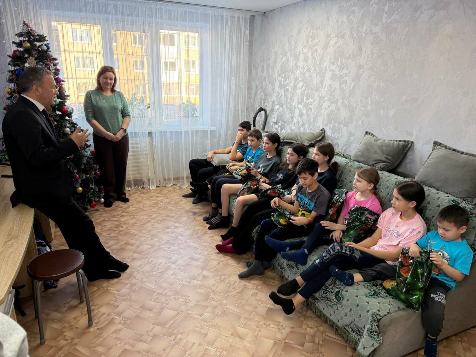 Для многодетной семьи Порываевых, где сегодня воспитываются 12 детей, приезд депутата Рустема Ахмадинурова с новогодними подарками стал приятной неожиданностью. Фото: Миляуша Сиразетдинова, «КЗ».