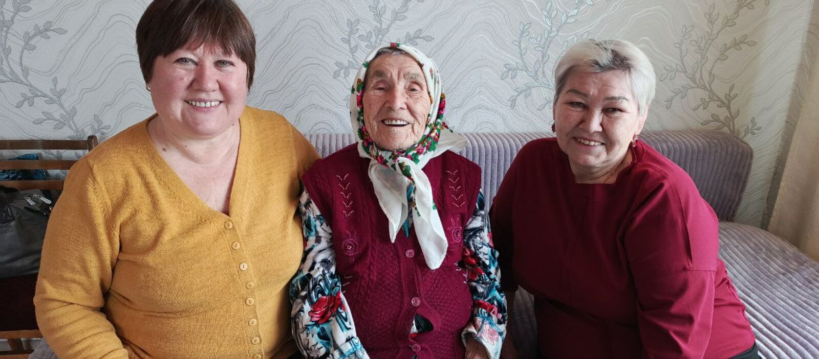 Столетняя бабушка Бибий Макаевна Миннигулова вместе с внучкой Еленой и родственницей Раей  (на фото слева направо).