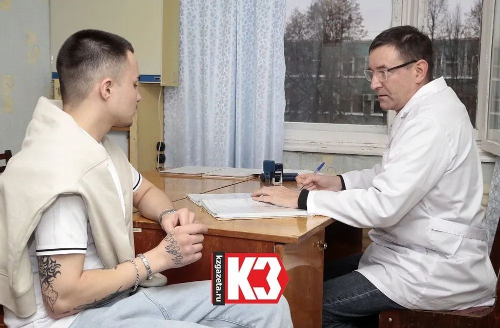 Осенняя призывная кампания в самом разгаре, в военном комиссариате юные нефтекамцы проходят призывную комиссию. Фото: Руслан Никонов, «КЗ».