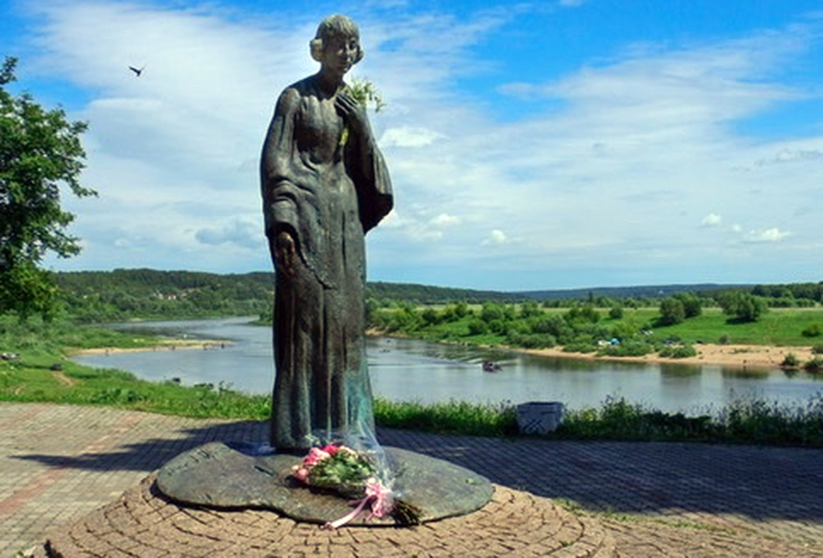 На высоком берегу Оки воздвигнут памятник Марине Цветаевой. Фото из личного архива Флюры Фатхутдиновой.