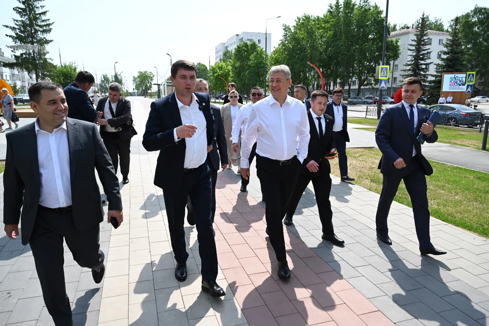 Главе республики показали новое общественное пространство с символическим названием «Нефтекамск: ось времени». Фото: Азат Мухамедьянов.