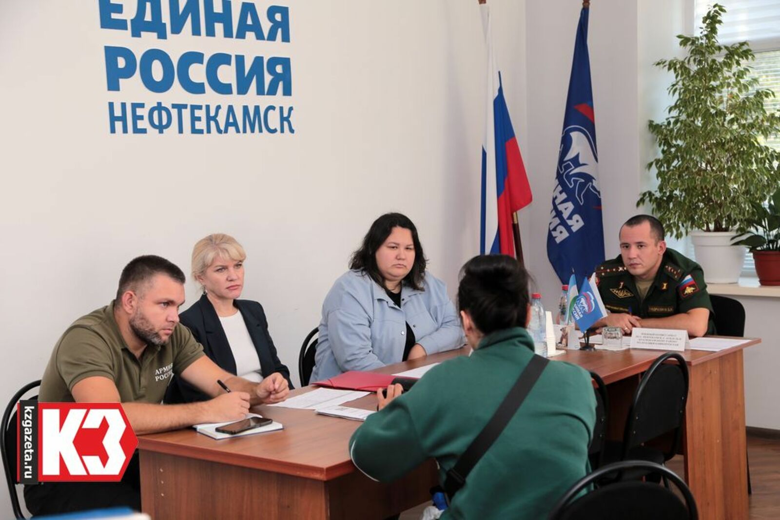 Дали Габдрахимов (крайний справа) принимает граждан. Фото: Руслан Никонов, «КЗ».