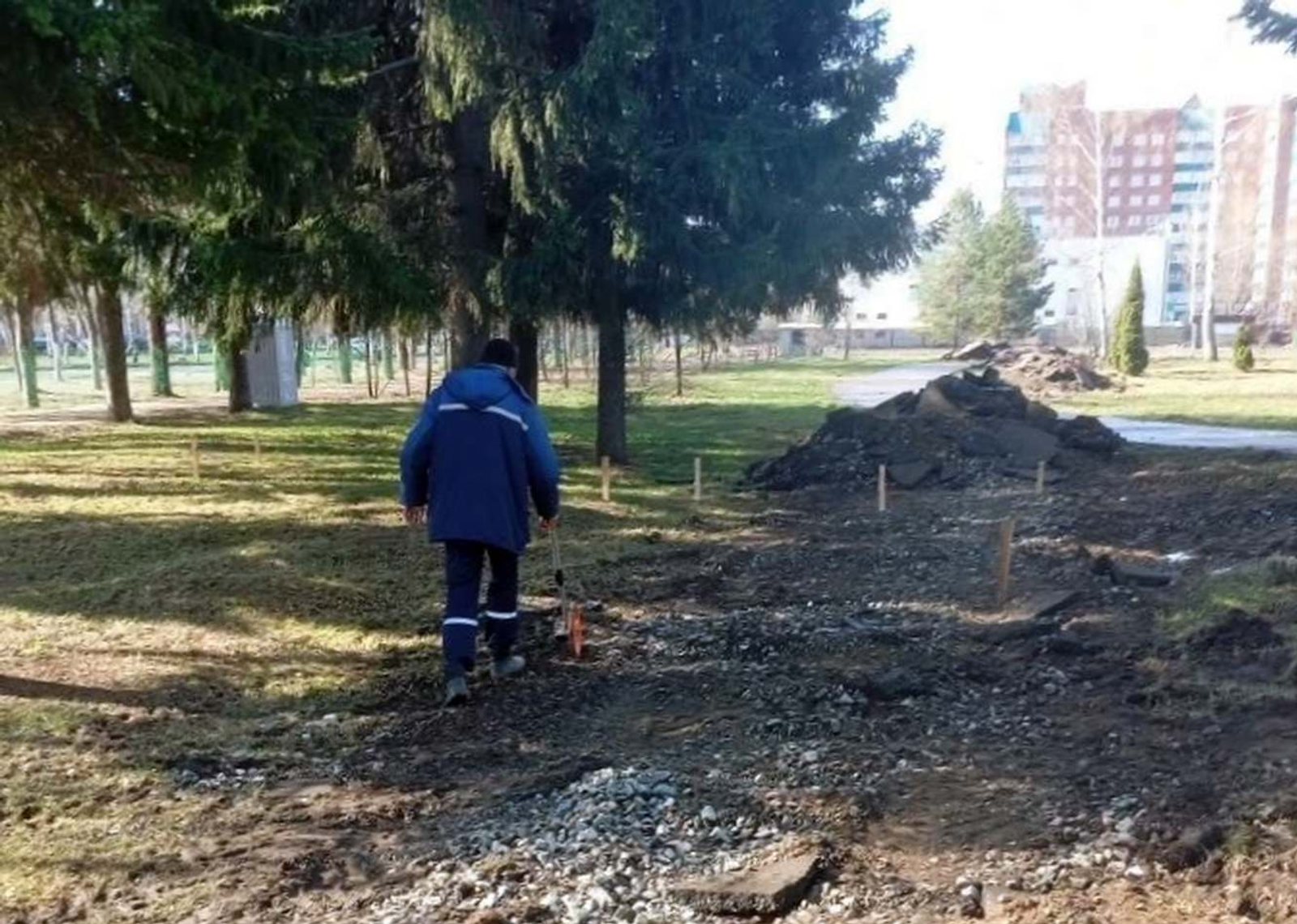 Здесь появятся скейтпарк, прогулочные зоны, детская площадка. Обещают вернуть отреставрированную фигуру Гулливера. Фото: Алина Мадешина.