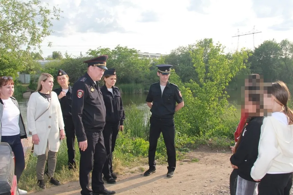 Особое внимание во время рейда полицейские уделили детям, находящимся у водоёма без взрослых. Фото: Сюмбэль Валеева.