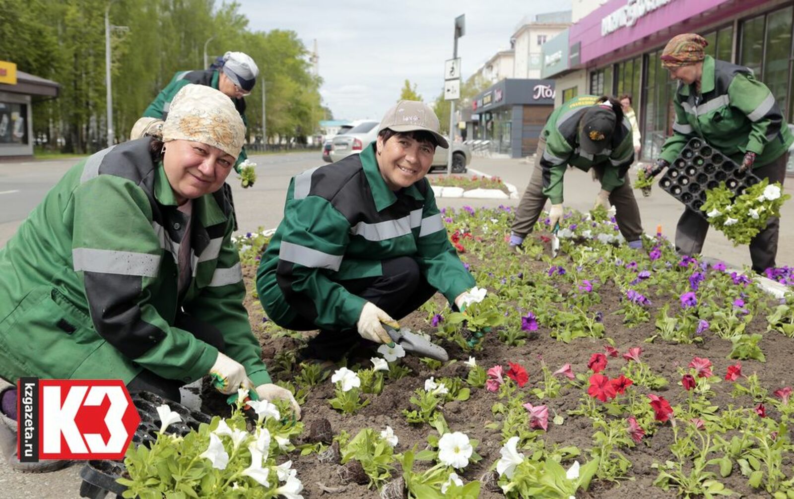 На улице Ленина начали высаживать цветы. Фото: Руслан Никонов, «КЗ».