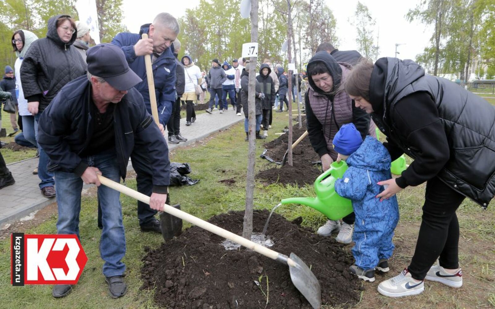 В честь погибших участников спецоперации своими руками посадили яблони их семьи, родные и близкие. Фото: Руслан Никонов, «КЗ».