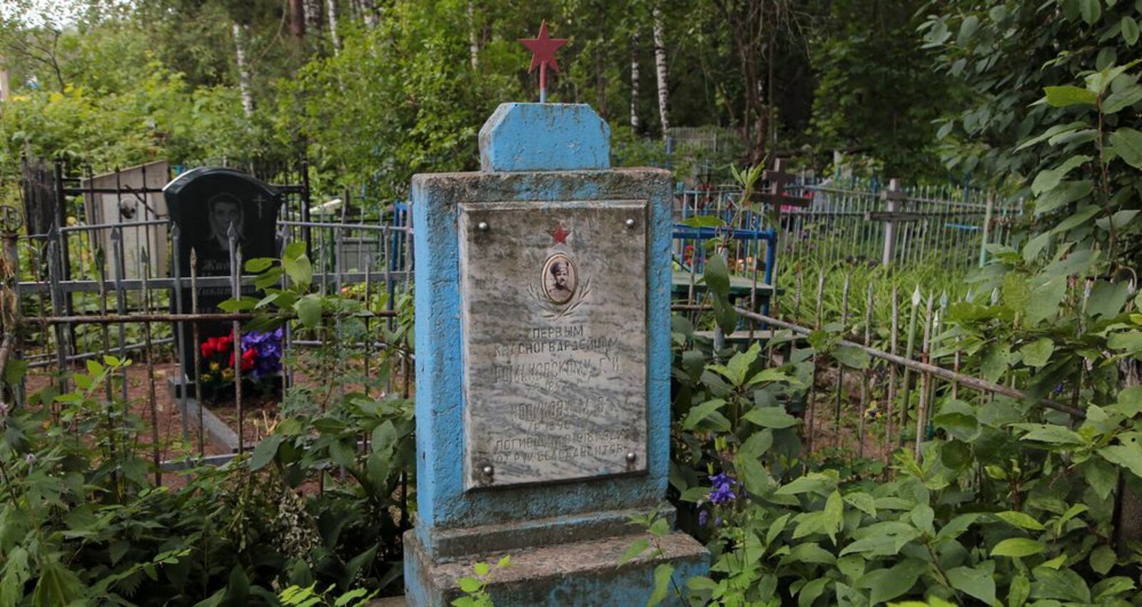 Николо-Берёзовскому кладбищу – более двухсот лет. Вот здесь, например, захоронены красногвардейцы, погибшие от рук белых. Фото: Руслан Никонов, «КЗ».