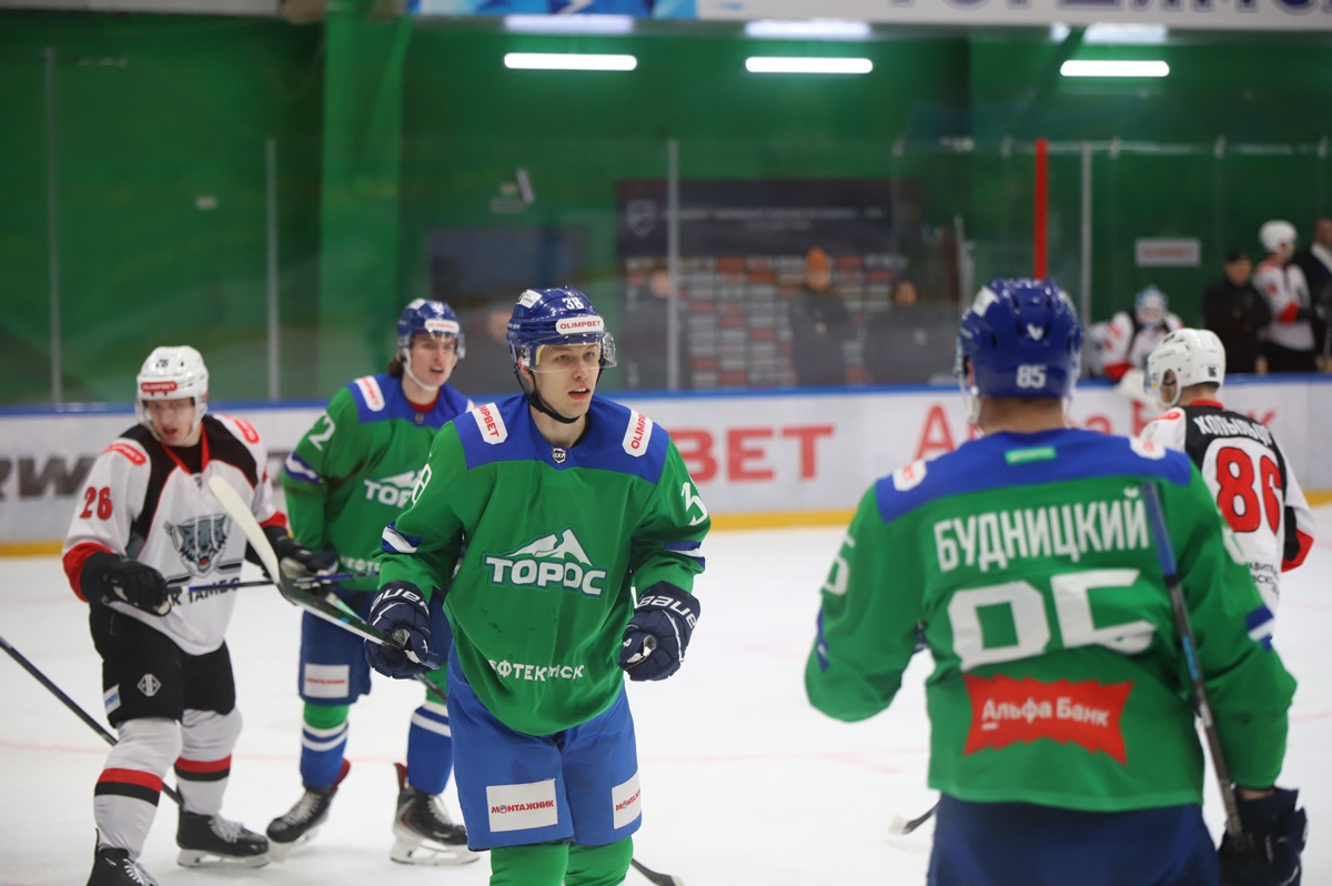 Пресс-служба ХК «Торос». https://hctoros.ru/ Скоропад с Будницким празднуют шайбу.