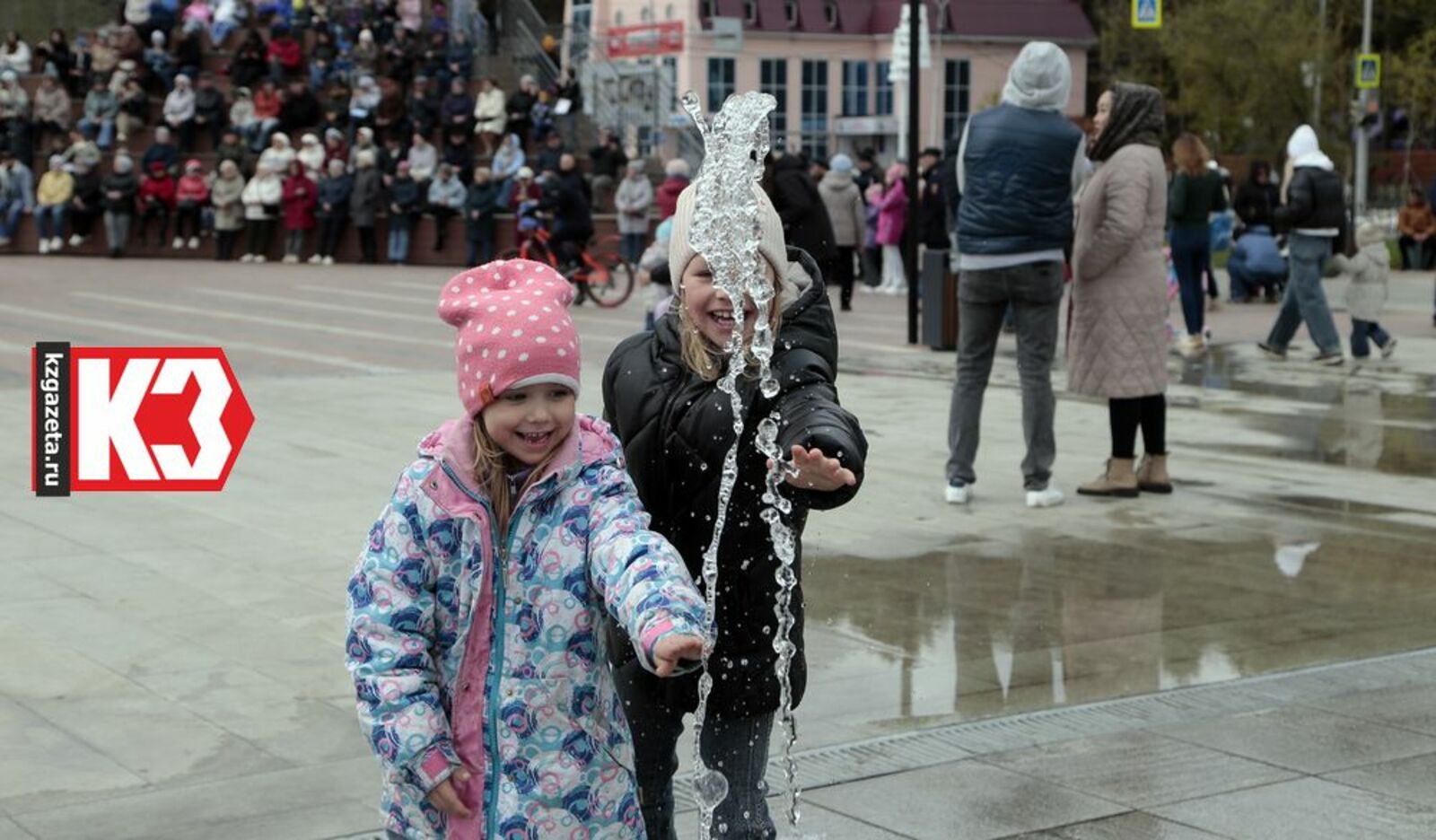 Самым приятным моментом праздника для детворы стал запуск фонтана. Фото: Руслан Никонов, «КЗ».