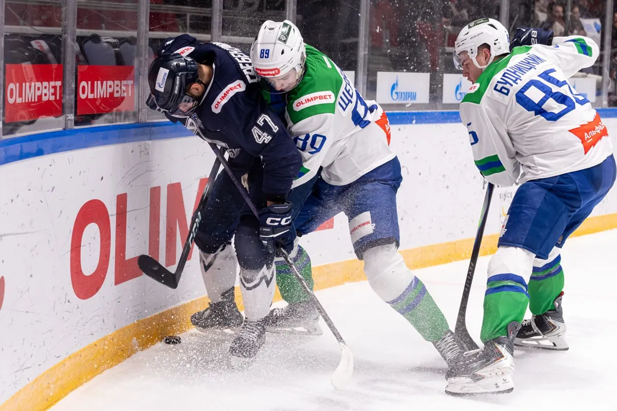 Пресс-служба ХК «Динамо СПБ». https://dynamo-spb.com/ Щербаков борется с Гребенщиковым.