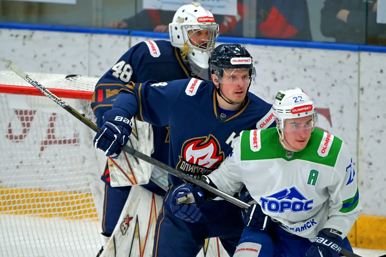 Пресс-служба ХК «Олимпия». https://hcolimpia.ru/ Сорокин против Федотова перед воротами Кузнецова.