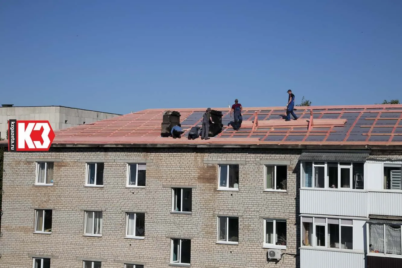 Первоочередная задача – восстановление кровли. Работы ведутся в усиленном режиме. Фото: Руслан Никонов, «КЗ».