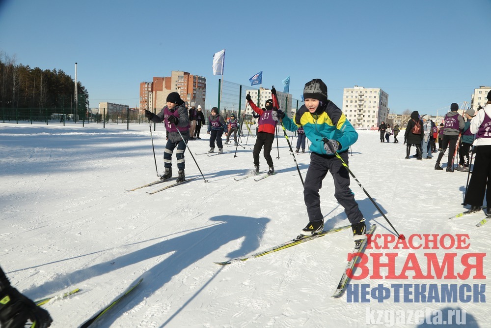 Руслан Никонов, «КЗ».  Лыжная трасса нашего города по-прежнему принимает любителей лыжных гонок.