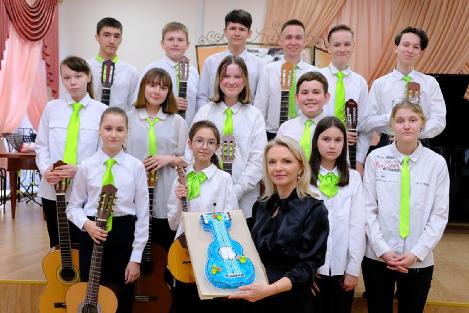 Ансамбль гитаристов Детской музыкальной школы города Нефтекамска вместе со своим руководителем Ч.В.Сулеймановой.