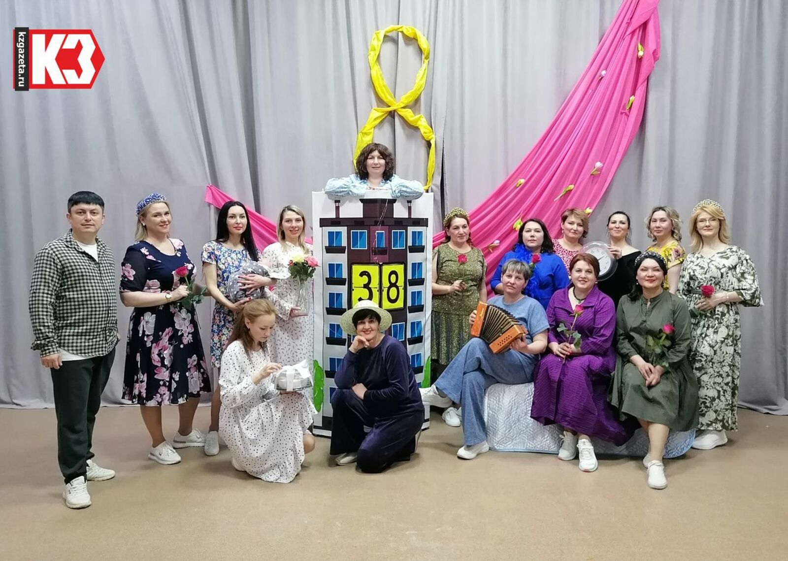 Взрослый состав театрально-танцевальной студии «12 стульев» представил комедию «Дом №38». Фото: Елена Аллаярова, «КЗ».