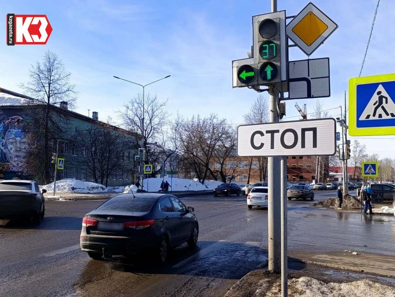 Поворачивать налево можно только если горит стрелка. Иначе штраф – 1500 рублей. Фото: Регина Кузнецова, «КЗ».