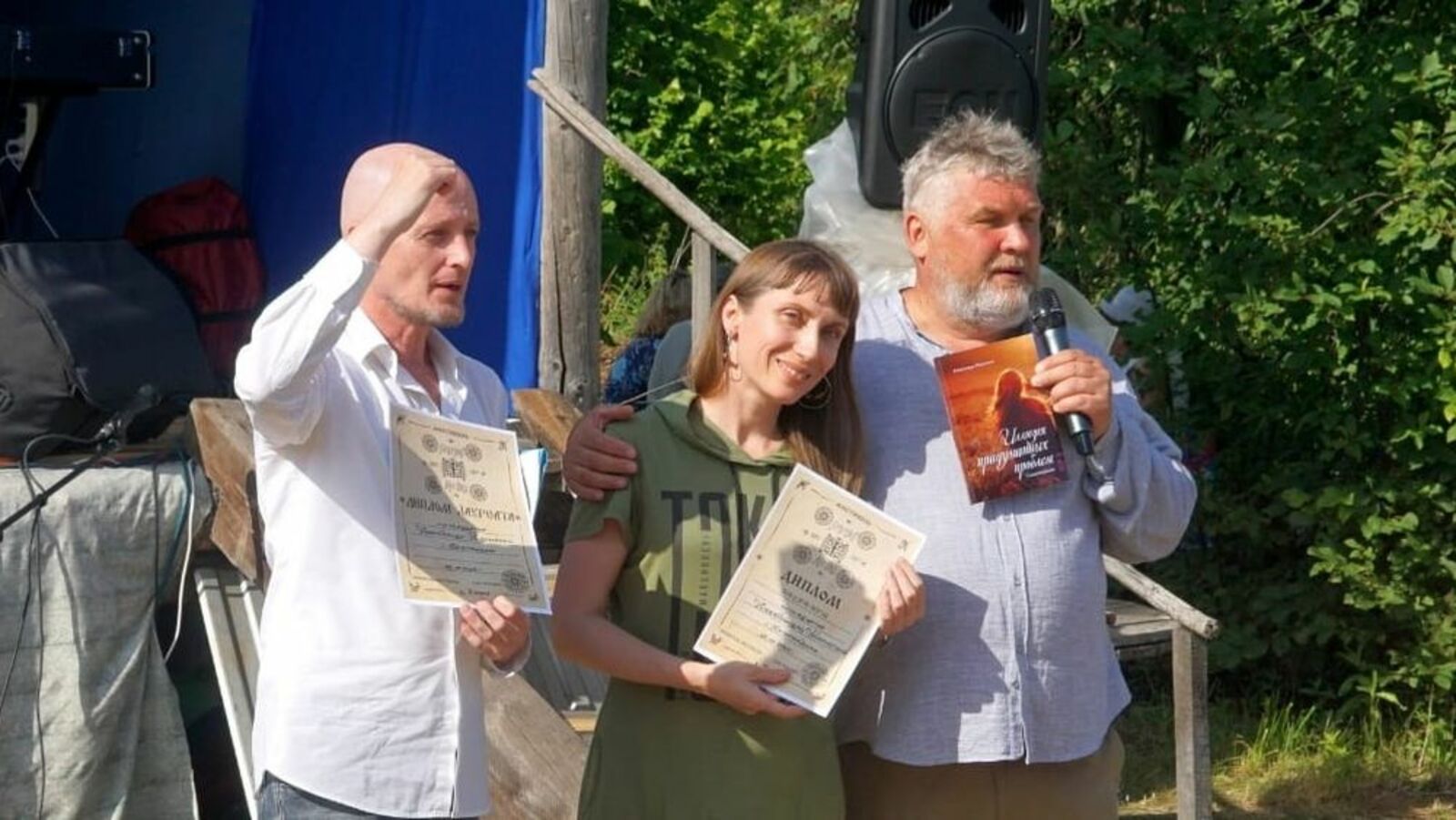 Александра Масютина подарила организатору фестиваля Олегу Оглезневу книгу своих стихов. Фото: Александр Исаков.