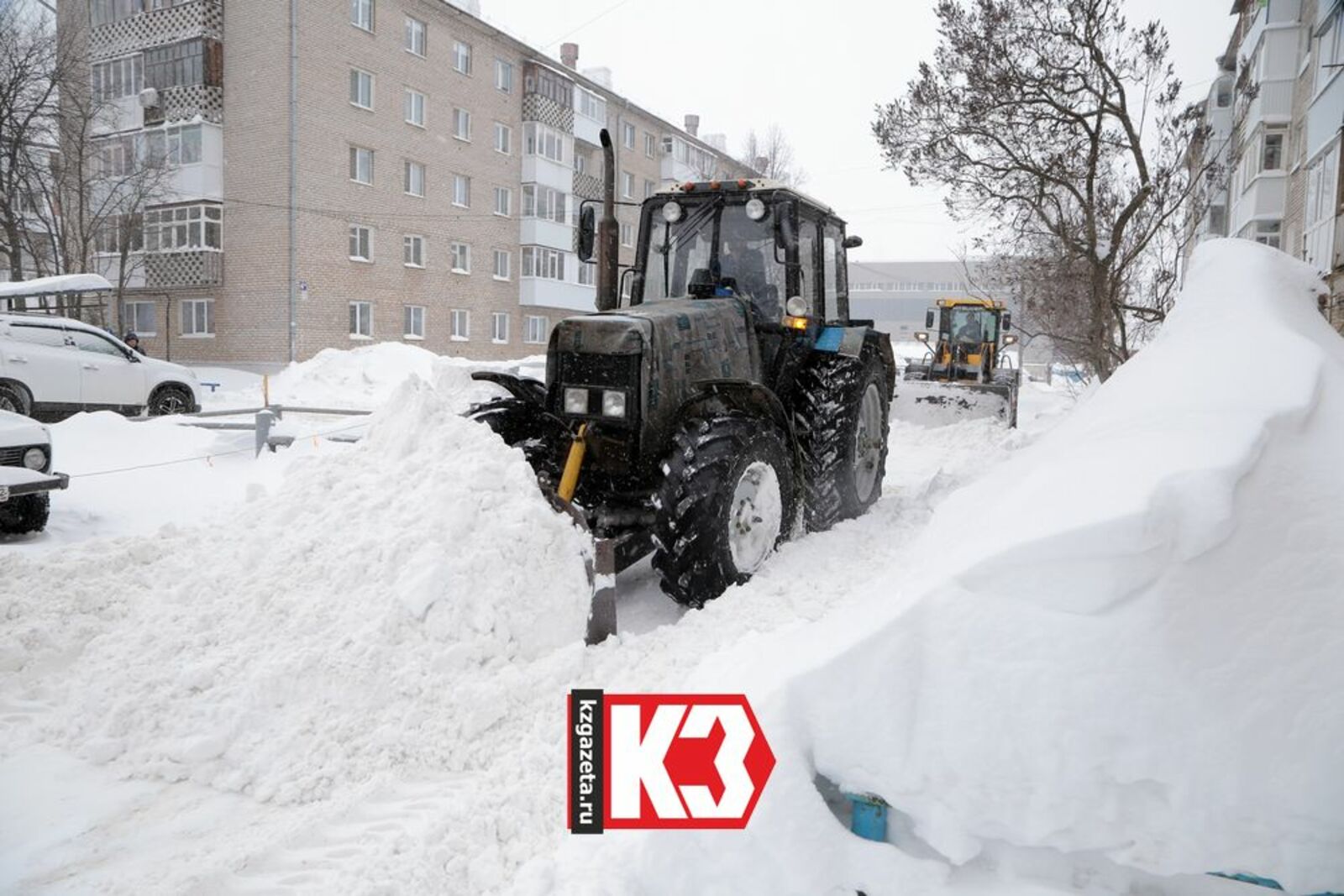 В уборке снега на улицах города задействованы 33 единицы техники и 80 рабочих. Фото: Руслан Никонов, «КЗ».
