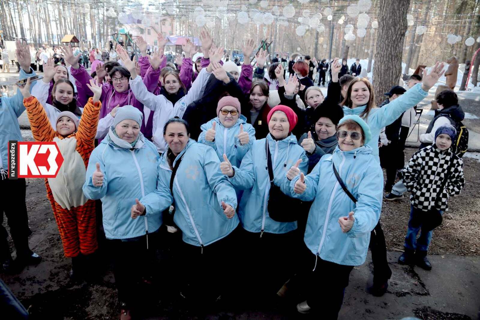 Серебряные волонтёры, как всегда, одни из самых активных участников. Фото: Руслан Никонов, «КЗ».