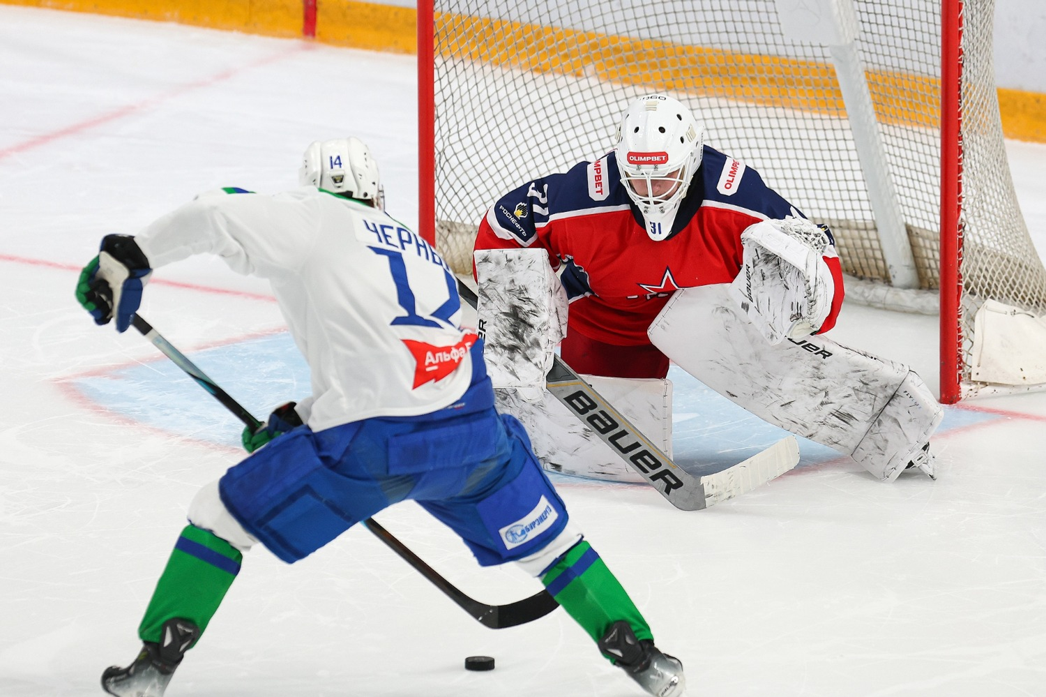 Пресс-служба ХК «Звезда». https://star.cska-hockey.ru/ Чёрный выходит 1 в 0 с Новожиловым.