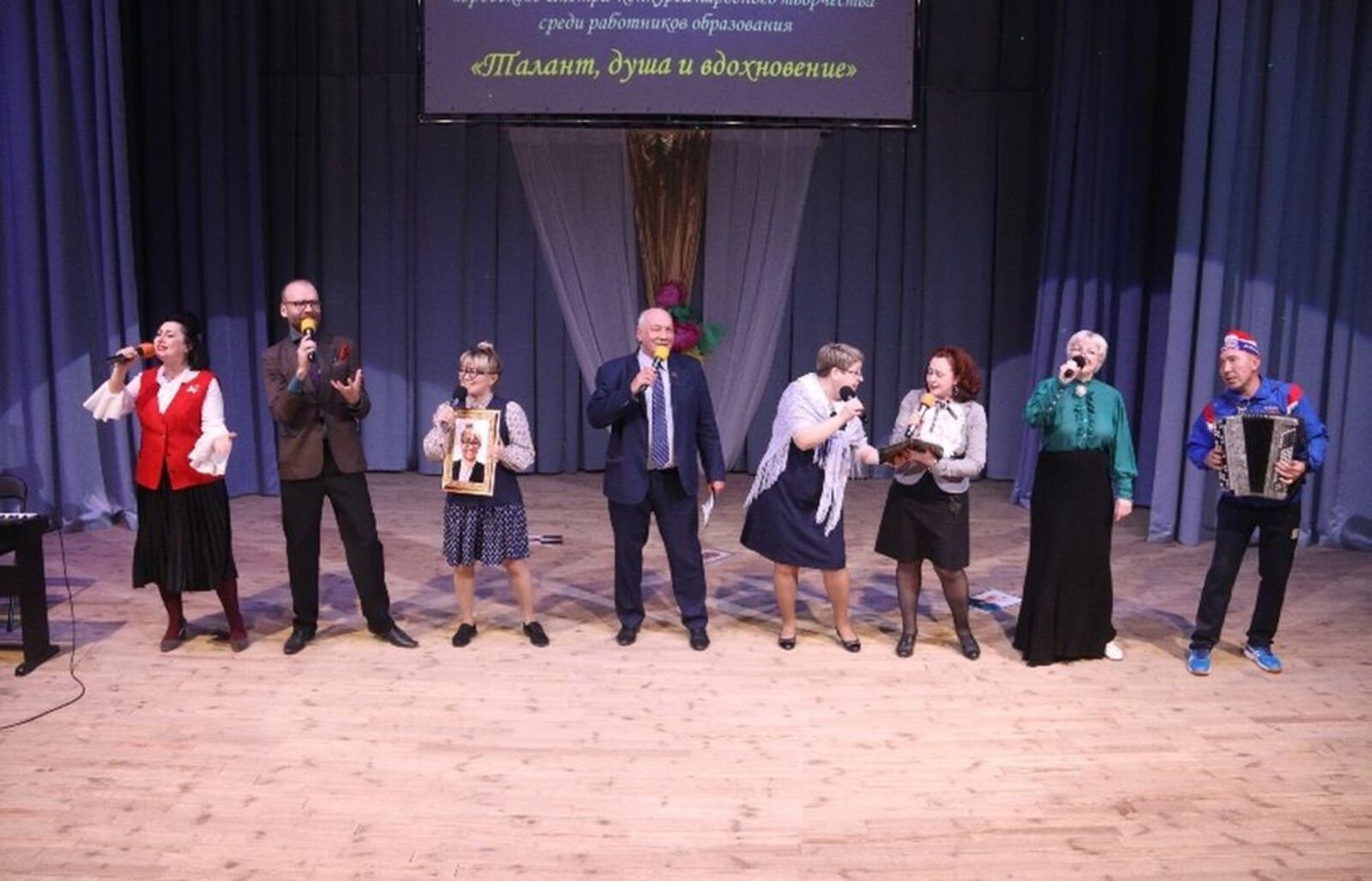 Гран-при в своём жанре был присуждён педагогам лицея №1, они представили номер «Малахитовая шкатулка».