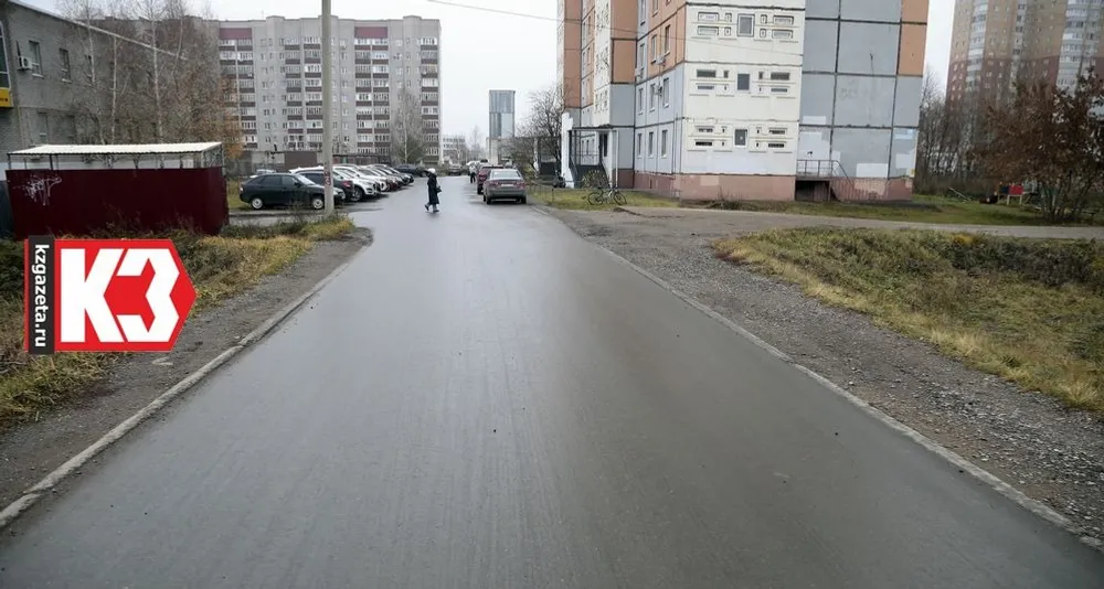 Проезд перед домом №20 по Берёзовскому шоссе отсвечивает новеньким асфальтом. Фото: Руслан Никонов, «КЗ».
