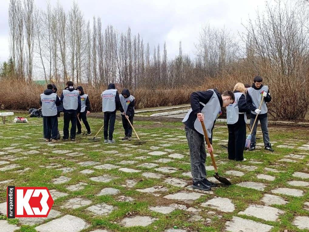 Уборку провели волонтёры «Октавы», студенты НМК и филиала УУНиТ. Фото: Регина Кузнецова, «КЗ».