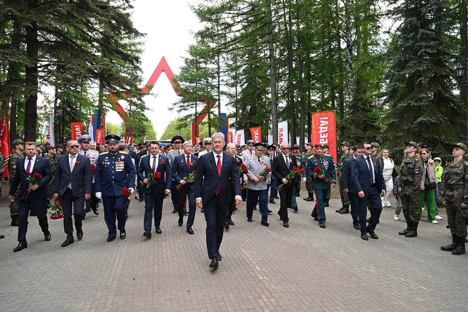 https://glavarb.ru/ru/news/event/radiy-habirov-vozlozhil-venok-k-vechnomu-ognyu-v-ufimskom-parke-pobedy__-88488/