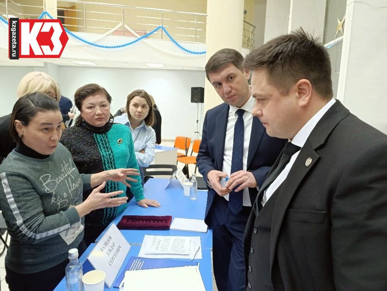 Большая часть пришедших добивалась ответов от главы администрации города и его заместителя по благоустройству. Фото: Регина Кузнецова, «КЗ».