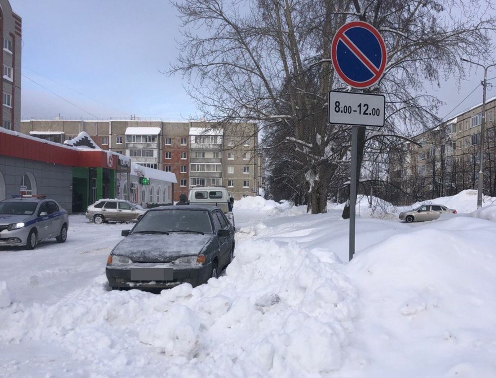 Эвакуируют машины, которые, вопреки запрещающим знакам, водители оставляют даже на несколько дней.