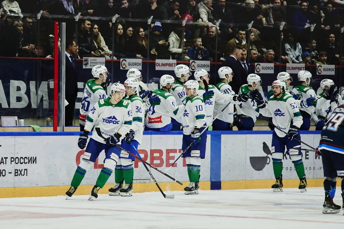 Пресс-служба ХК «Кристалл». https://kristallsaratov.ru/ Гости празднуют шайбу.