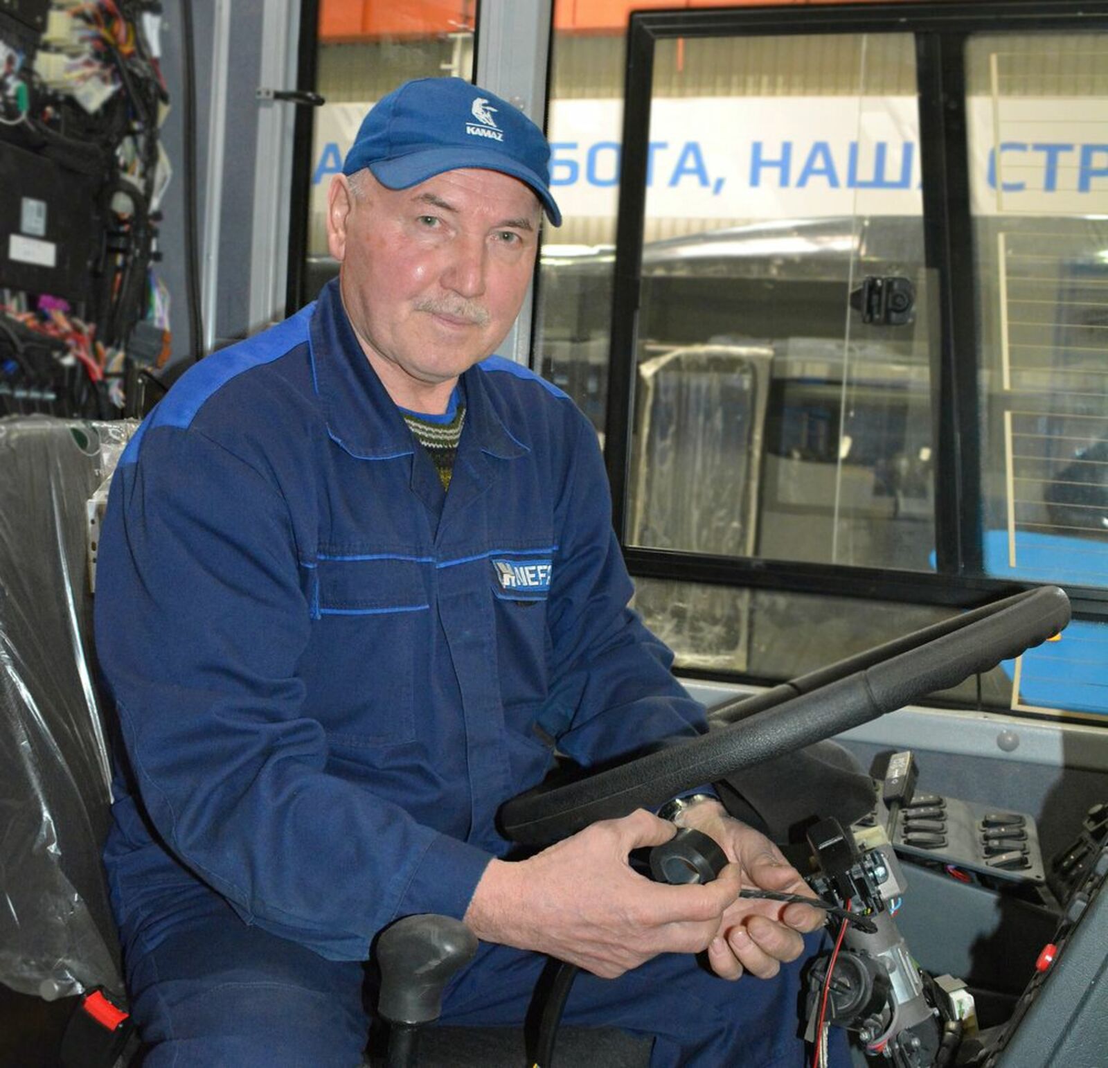 Фарис Шафиков предан автозаводу вот уже сорок лет. Фото: Гузель Гадиятова.
