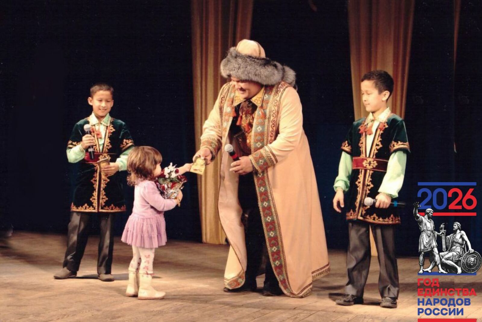 Трио – Раян Алтыншин с сыновьями Ильясом и Нурисламом. Букет преподносит самая любимая поклонница – дочка Назгуль. Фото из архива Раяна Алтыншина.