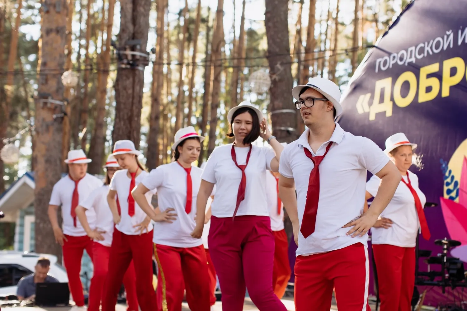 Танцы и выступление на сцене помогают особенным артистам раскрепоститься,  преодолеть свои страхи, стать пластичными и свободными в движениях. Фото из семейного архива Габидулиных.