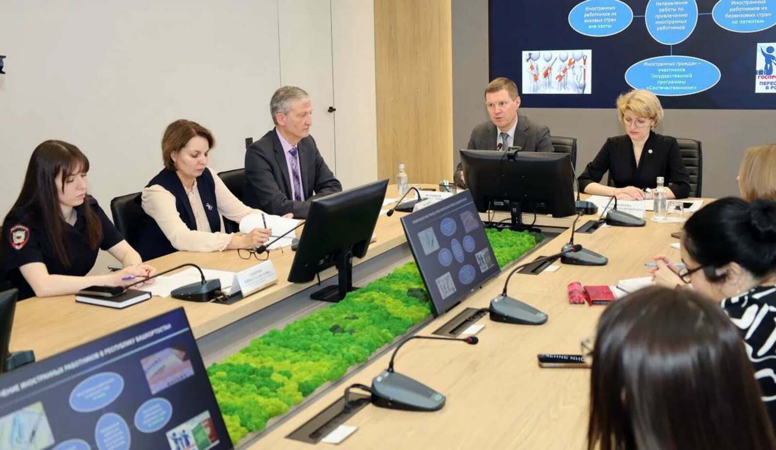 Первый заместитель министра семьи, труда и социальной защиты населения РБ Юрий Мельников объяснил правила трудоустройства иностранцев. Фото: Алина Мадешина.