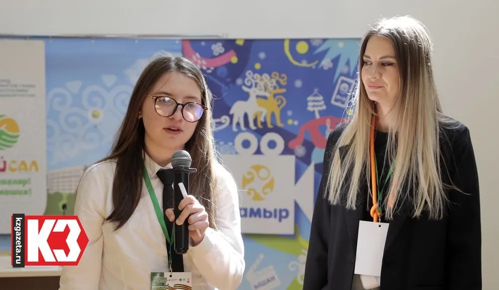 Ульяна Ганиева, воспитанница «Блогинг-студии» Дворца творчества (слева). Рассказывает синопсис социального ролика о вкладе малой родины в большую Победу. Фото: Руслан Никонов, «КЗ».