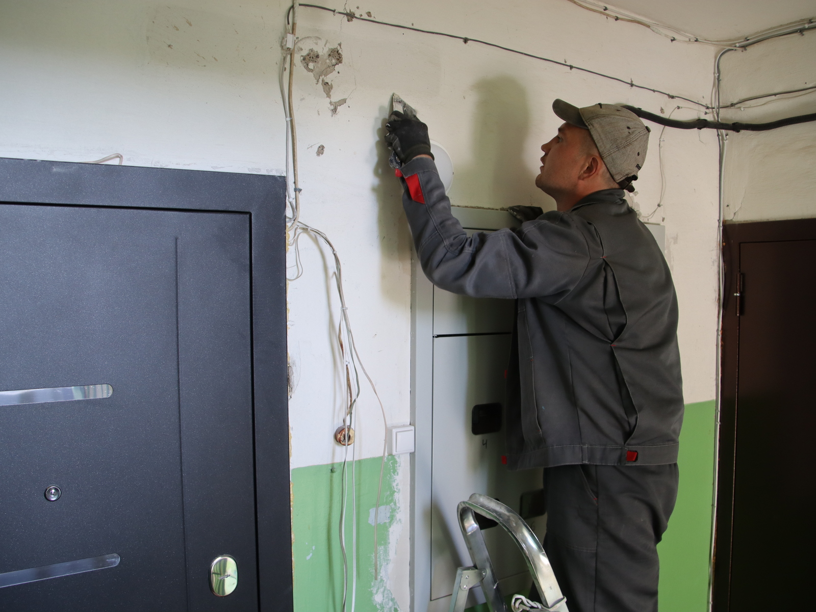 В доме №24 по улице Дзержинского проводится капитальный ремонт электроснабжения. Фото: Алина Мадешина.