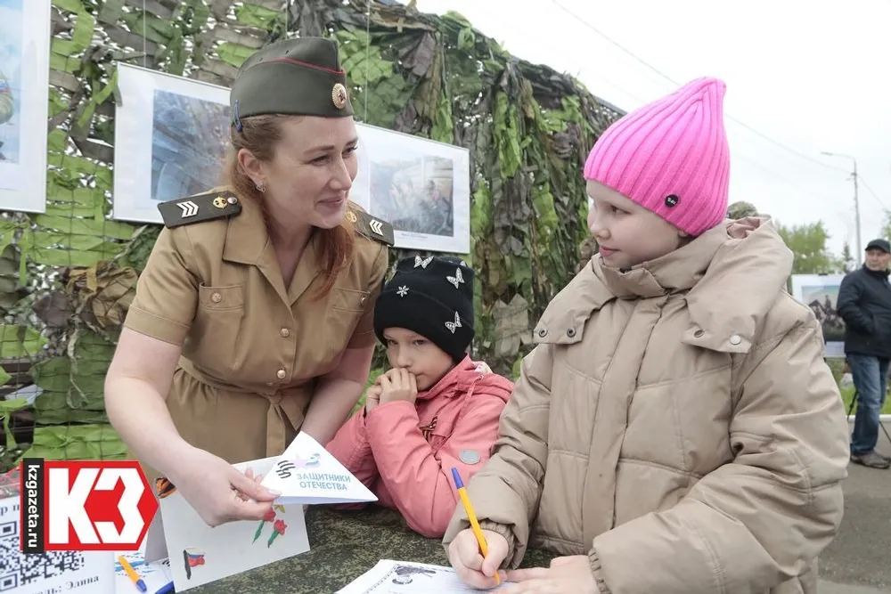 Мальчишки и девчонки писали письма солдатам, желая им скорейшего возвращения. Фото: Руслан Никонов, «КЗ».
