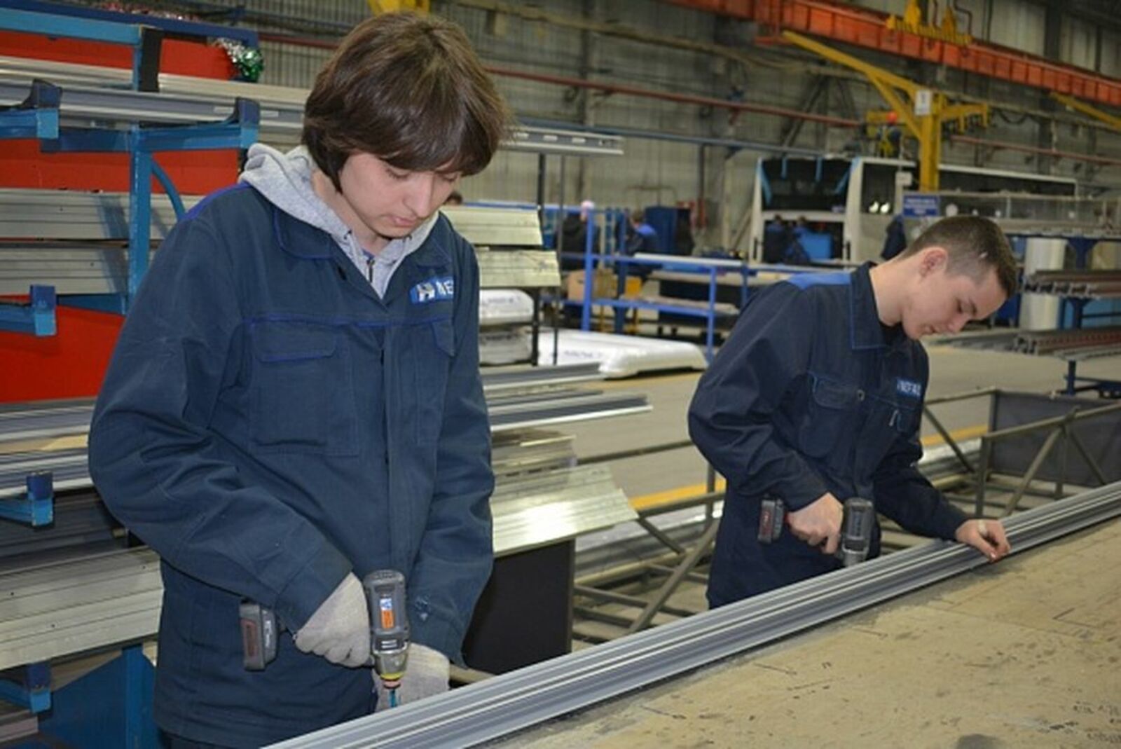 В течение 2025 года производственную практику на «НЕФАЗе» прошли более 270 студентов из средних специальных и высших учебных заведений. Фото: Евгений Изибаев.