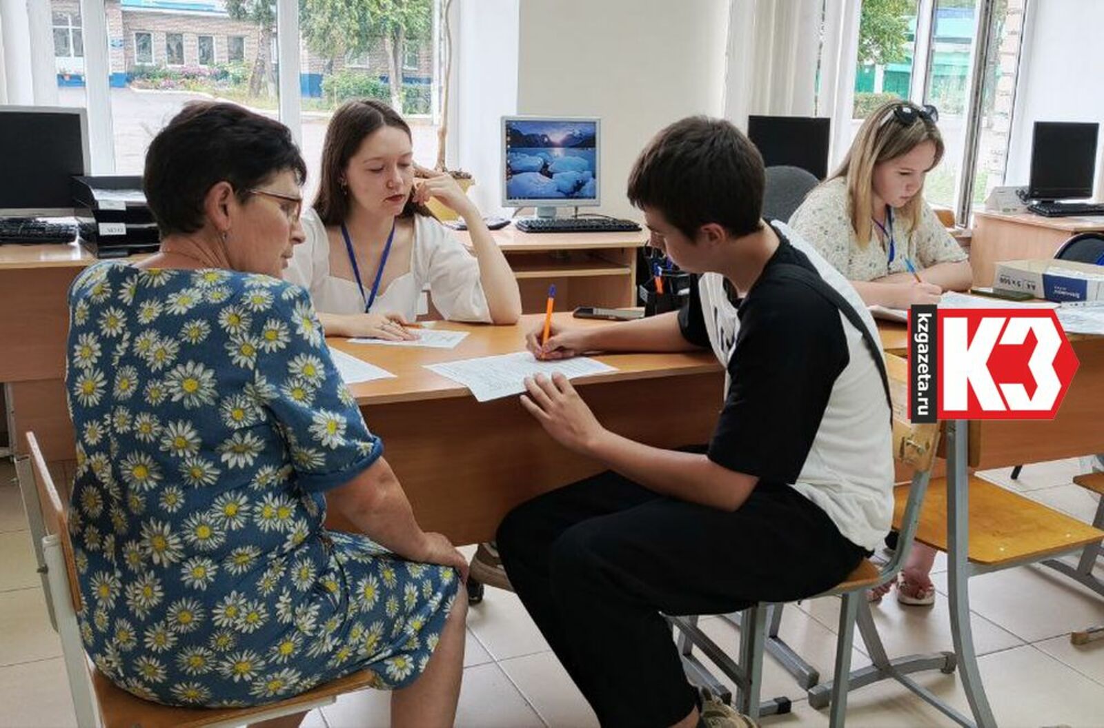 В Нефтекамском нефтяном колледже абитуриенты подходят к открытию приёмной комиссии. Фото: Миляуша Сиразетдинова, «КЗ».